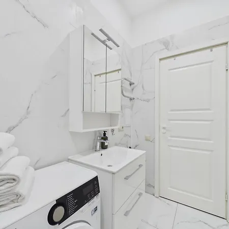 In Centre - Compact & Functional Apartment